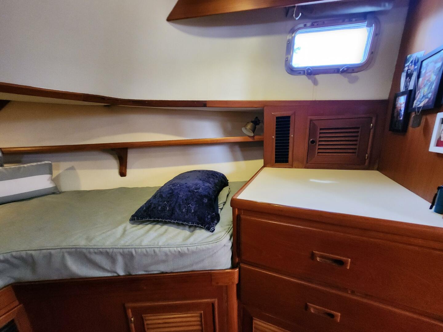 Slide: The Image of V-Berth Starboard - 4204571