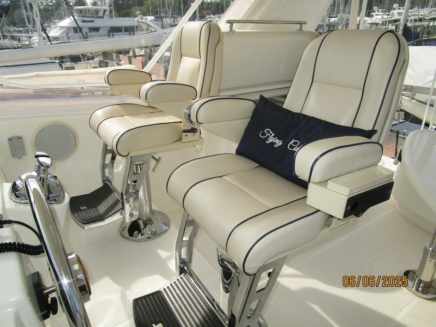 Slide: The Image of 54' Pama flybridge helmseats - 5404241