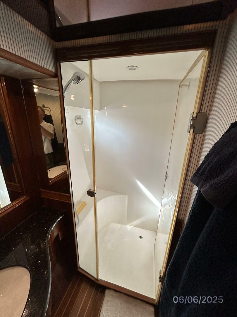 Slide: The Image of 54' Pama master stateroom shower - 5404265