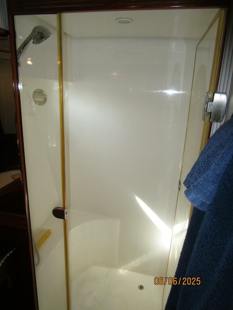 Slide: The Image of 54' Pama guest shower - 5404276