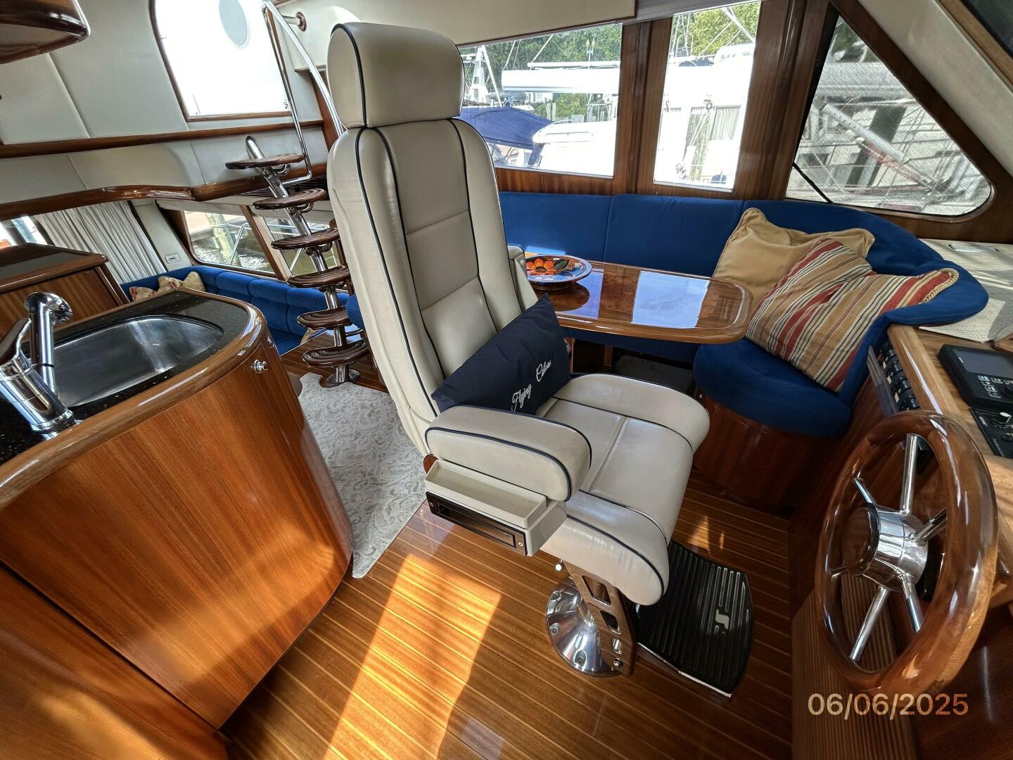 Slide: The Image of 54' Pama pilothouse helmseat - 5404286