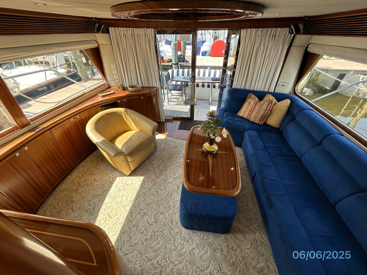 Slide: The Image of 54' Pama salon aft - 5404300