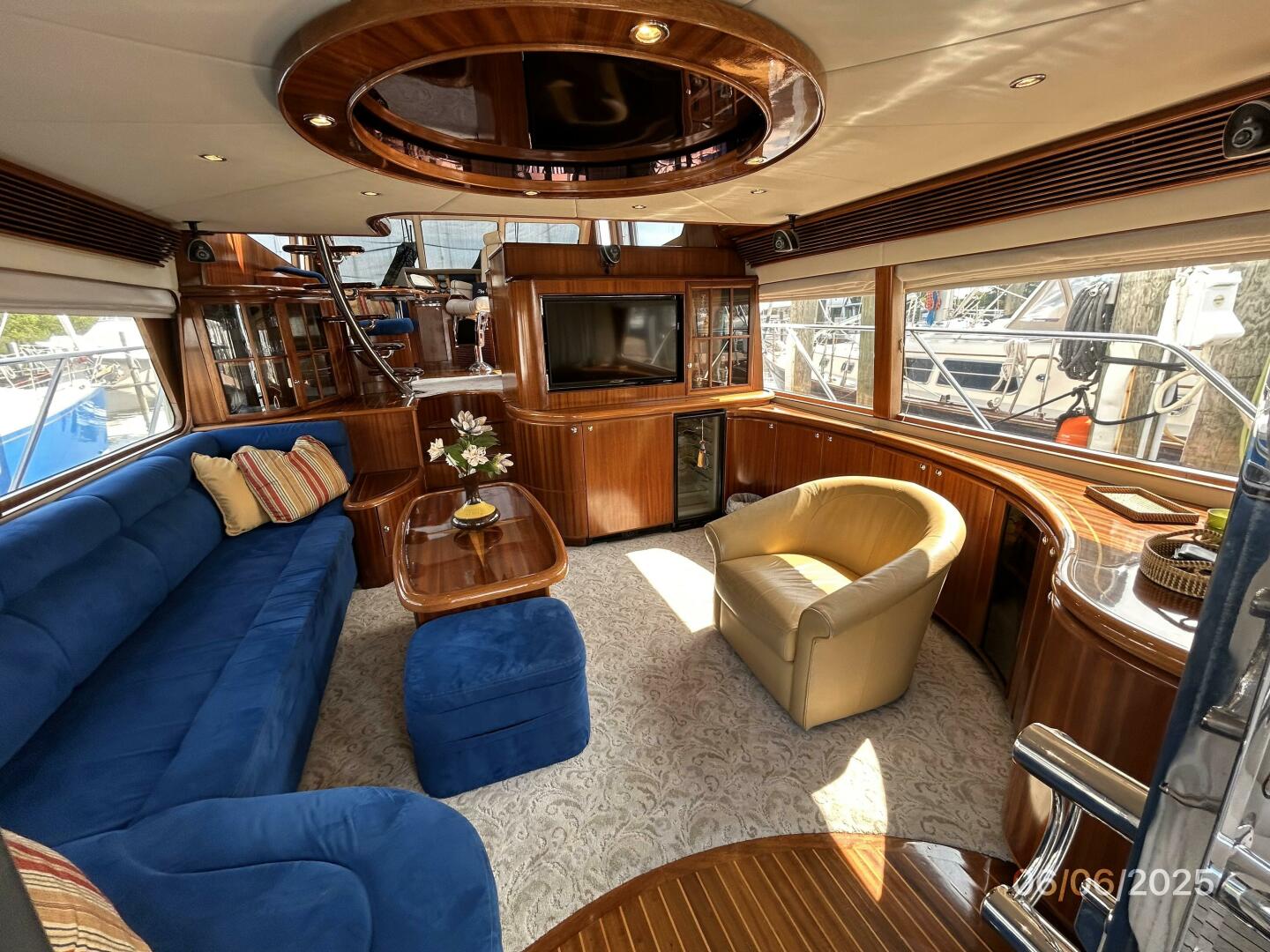 Slide: The Image of 54' Pama salon forward - 5404301