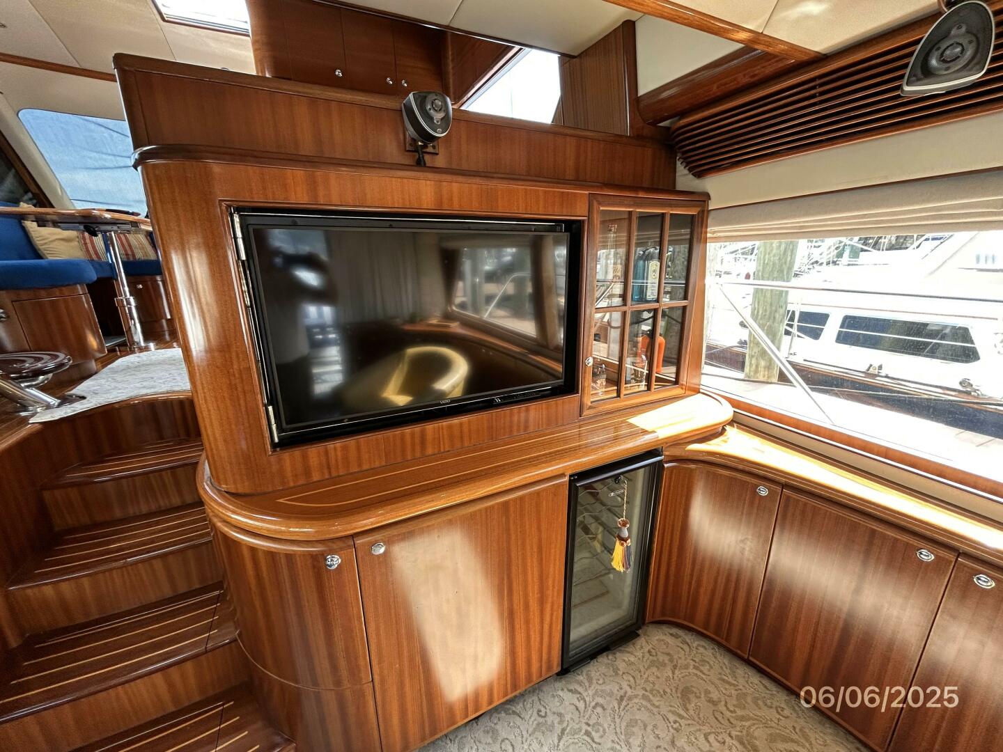 Slide: The Image of 54' Pama salon starboard forward - 5404305