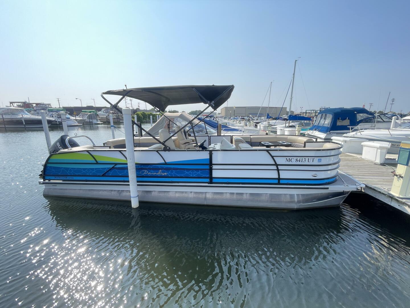 Slide: The Image of Paradise Pontoon 240 Freedom Edition 2022 - 0