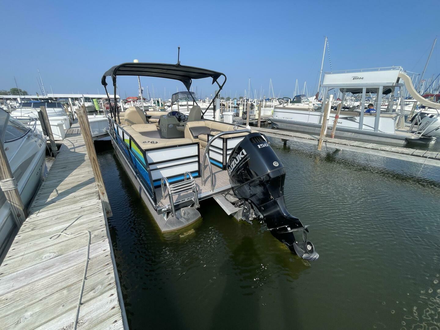 Slide: The Image of Paradise Pontoon 240 Freedom Edition 2022 - 1