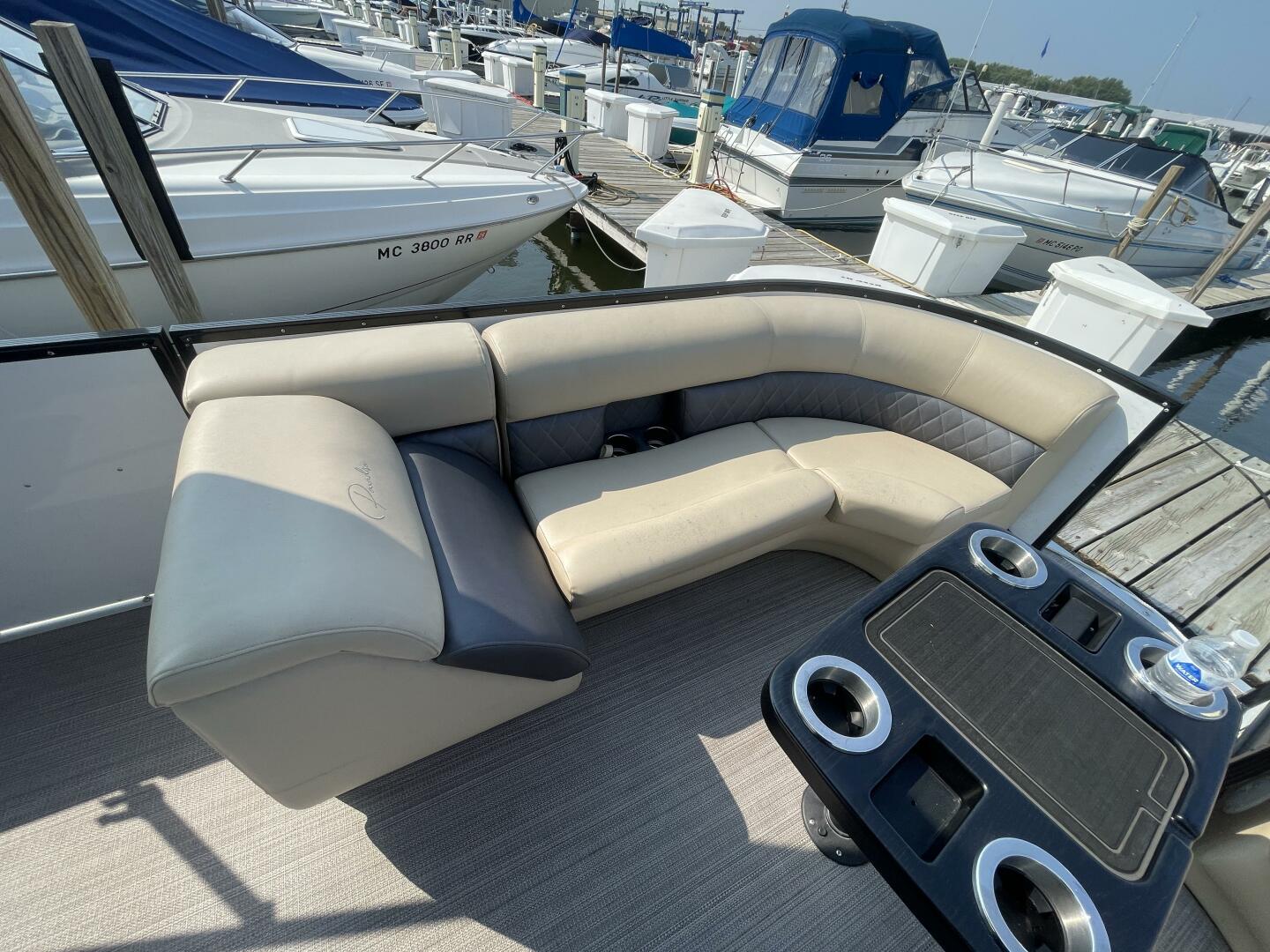 Slide: The Image of Paradise Pontoon 240 Freedom Edition 2022 - 13