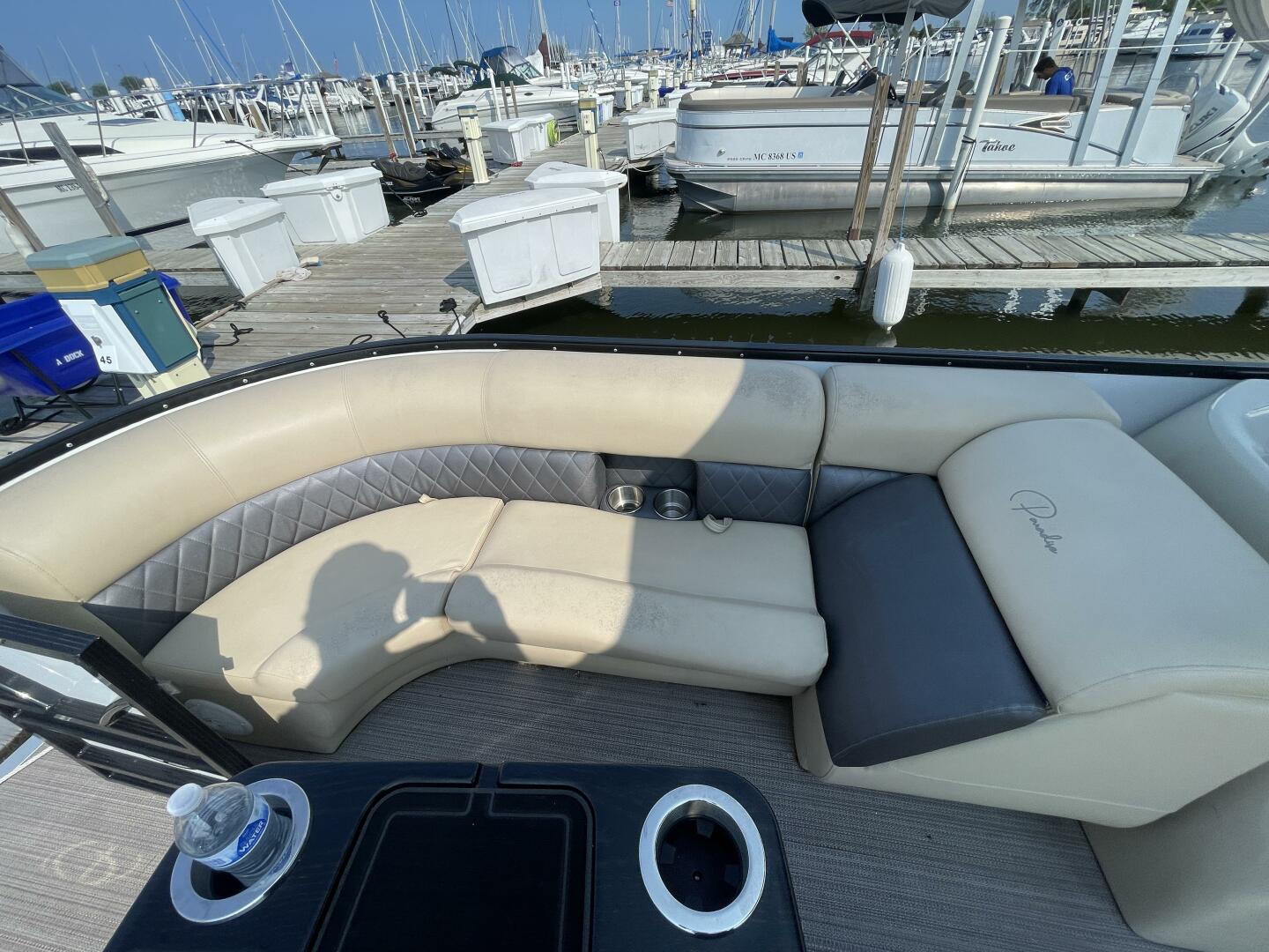 Slide: The Image of Paradise Pontoon 240 Freedom Edition 2022 - 14