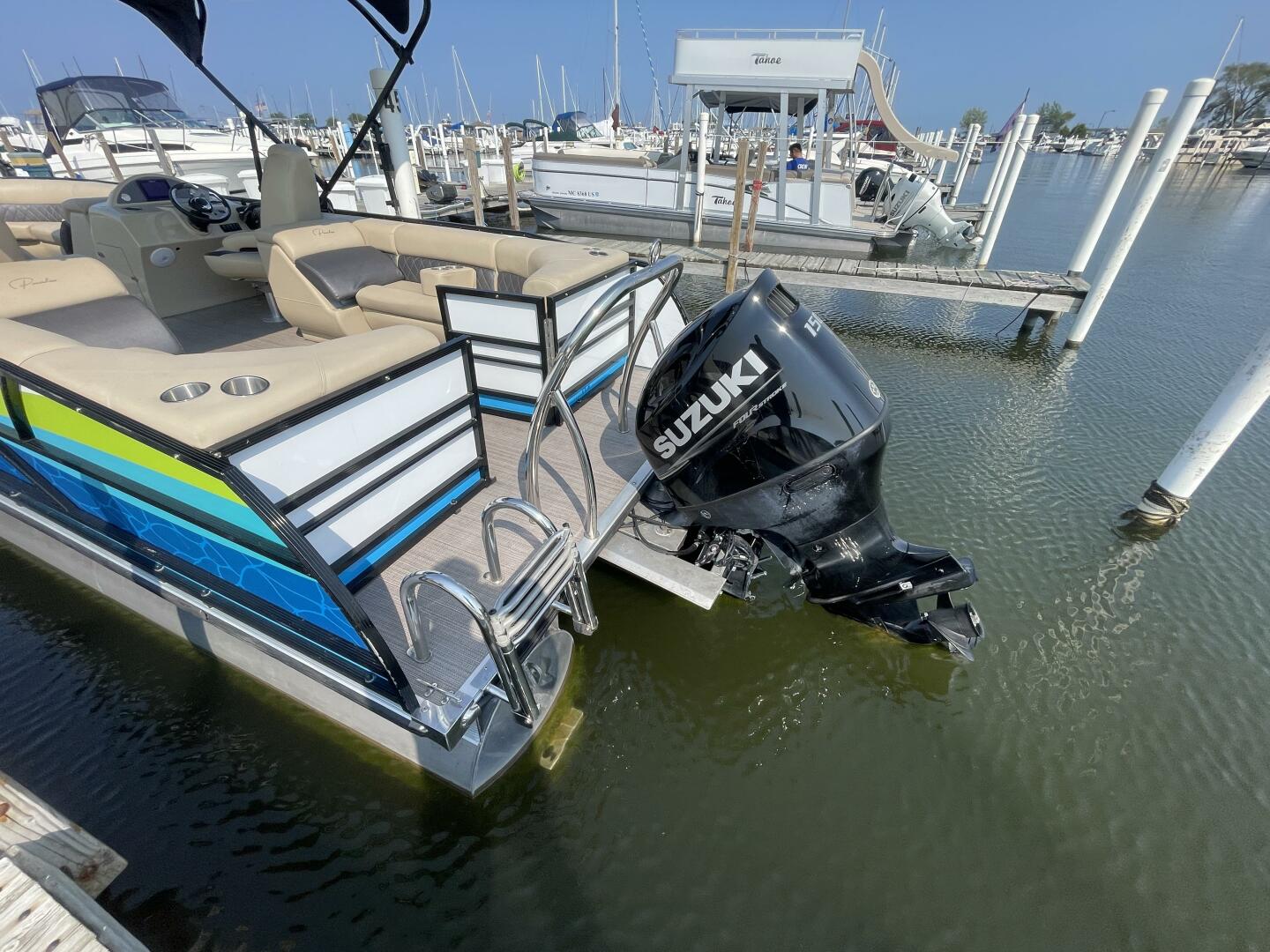 Slide: The Image of Paradise Pontoon 240 Freedom Edition 2022 - 2