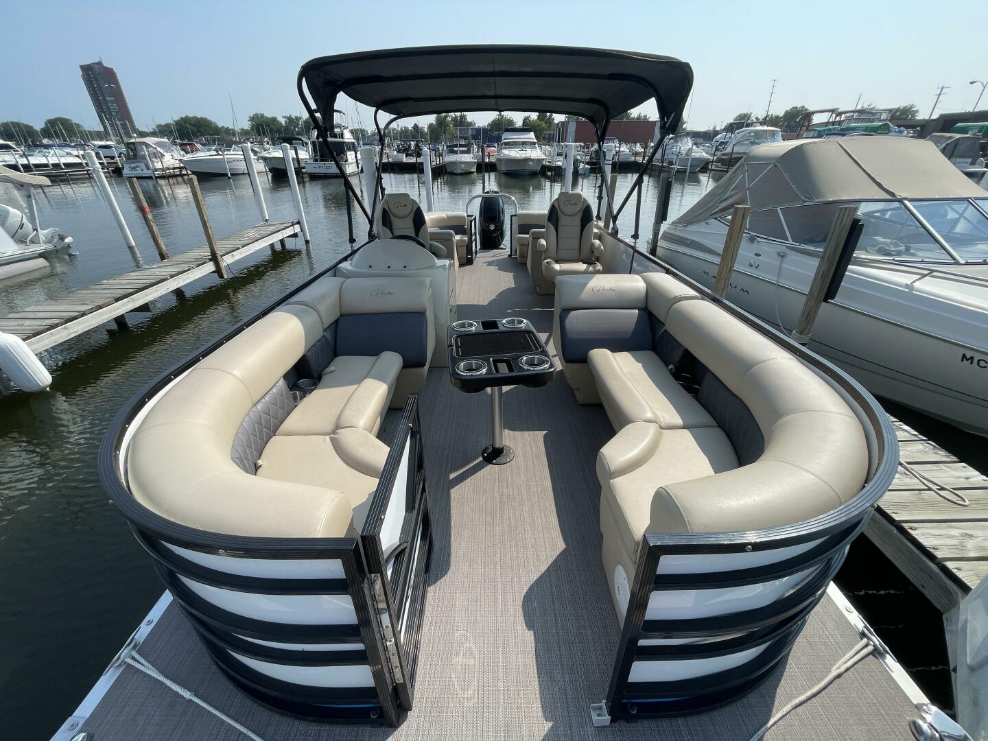 Slide: The Image of Paradise Pontoon 240 Freedom Edition 2022 - 3