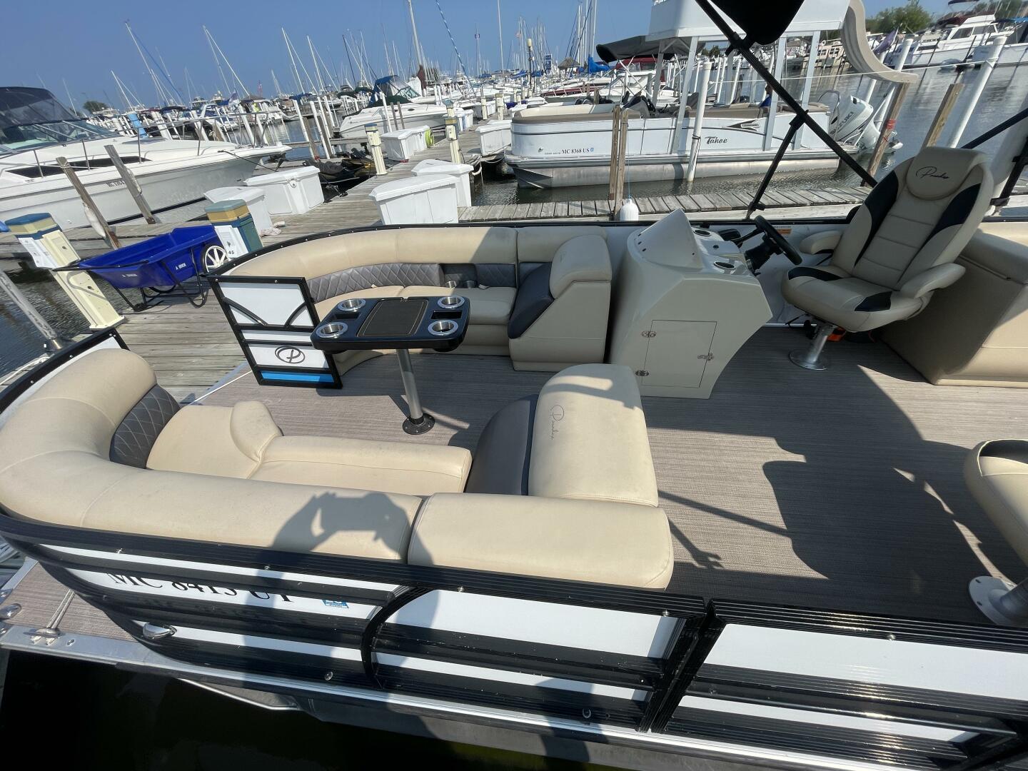 Slide: The Image of Paradise Pontoon 240 Freedom Edition 2022 - 4