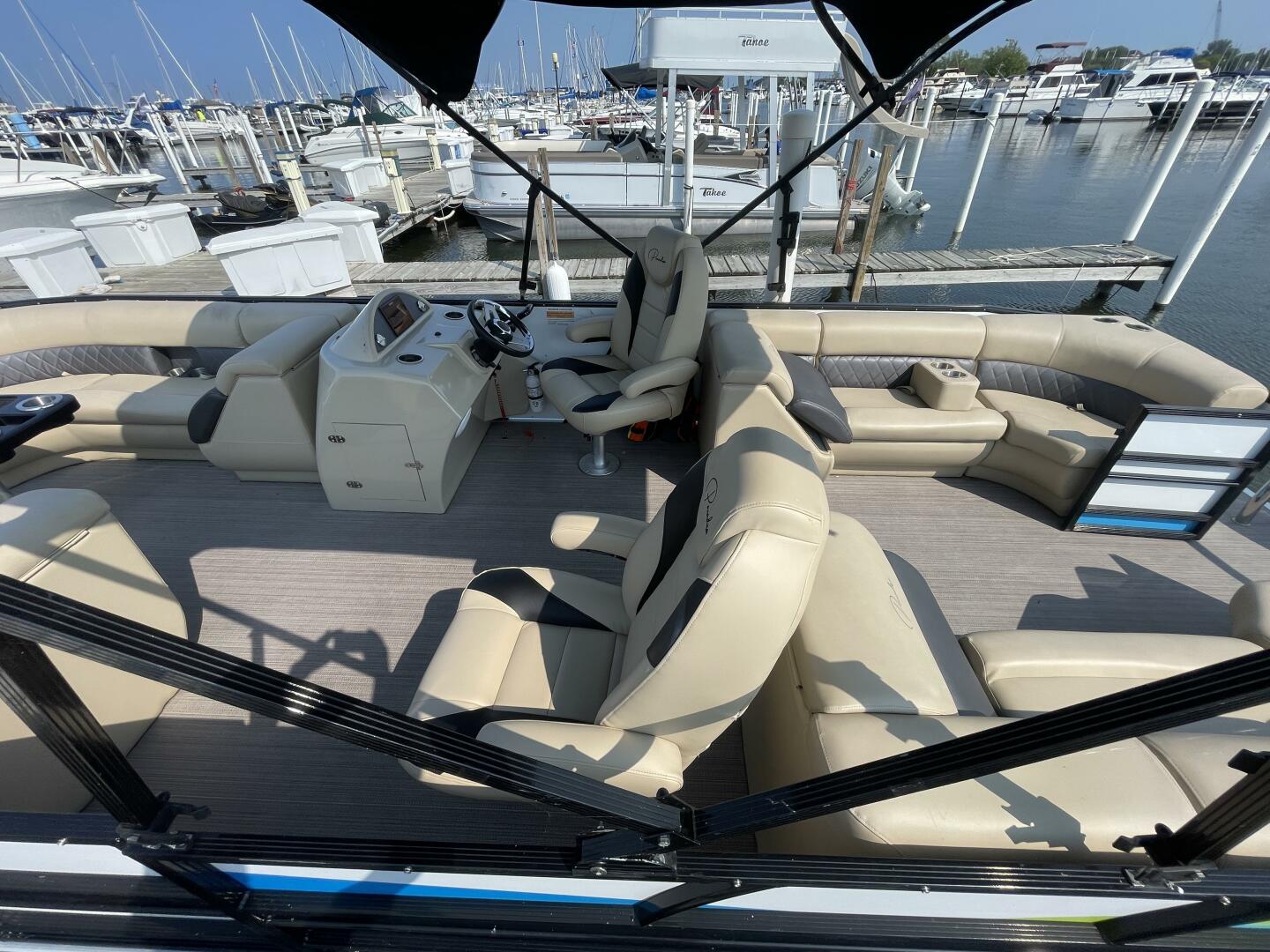 Slide: The Image of Paradise Pontoon 240 Freedom Edition 2022 - 5