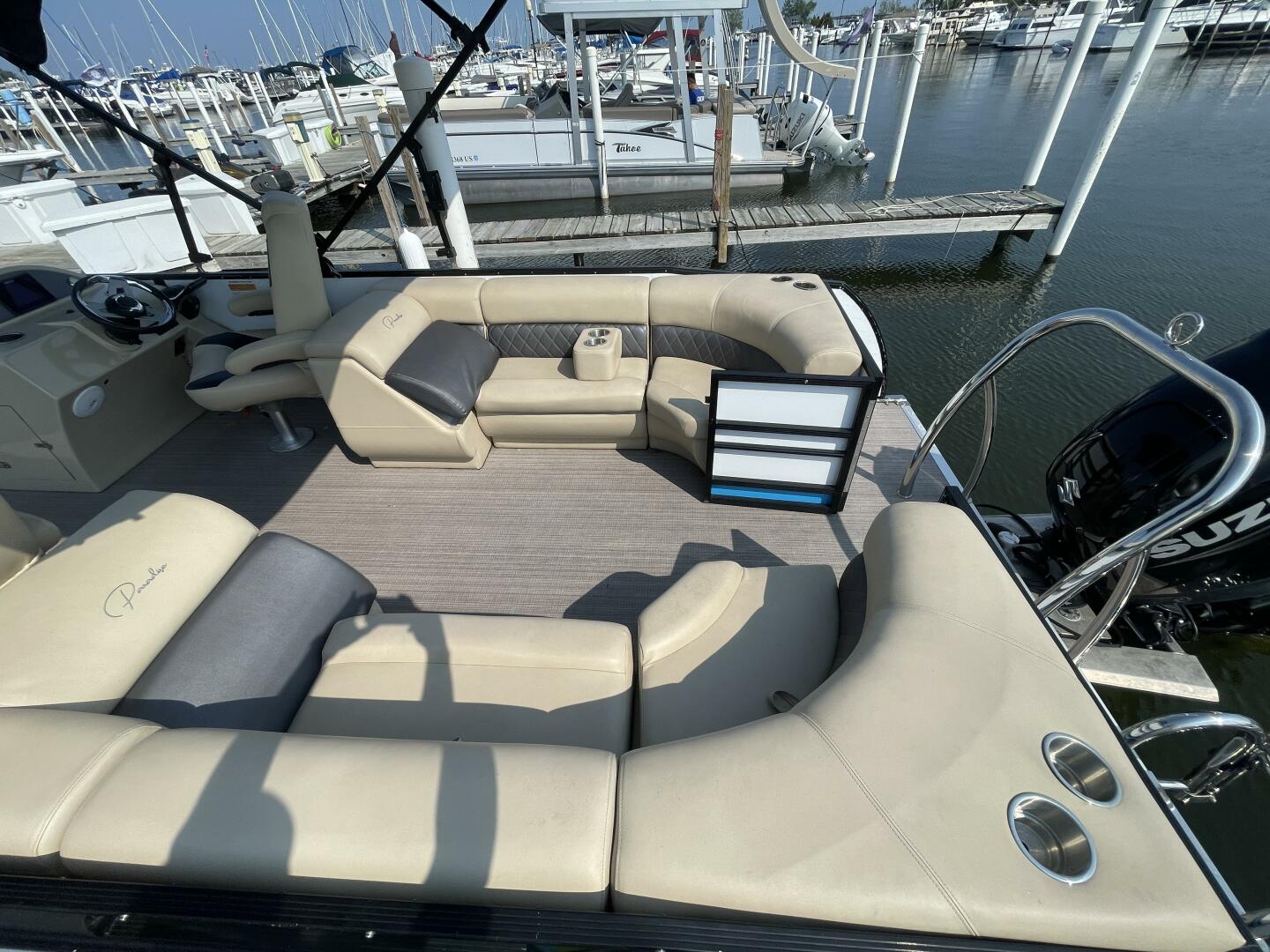 Slide: The Image of Paradise Pontoon 240 Freedom Edition 2022 - 6