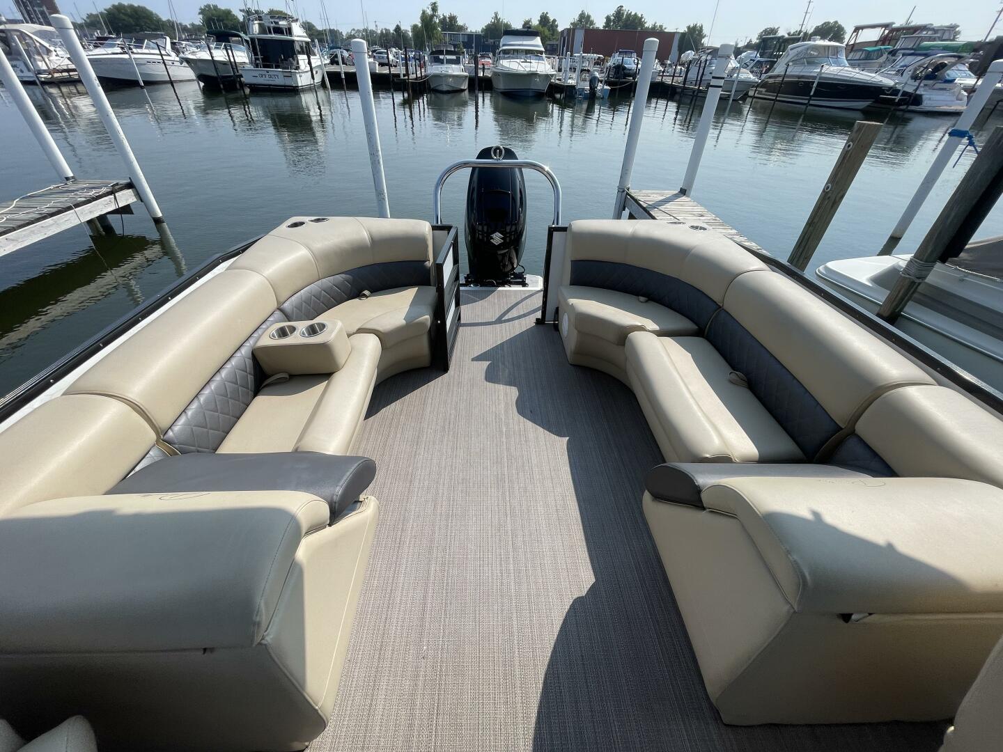 Slide: The Image of Paradise Pontoon 240 Freedom Edition 2022 - 7