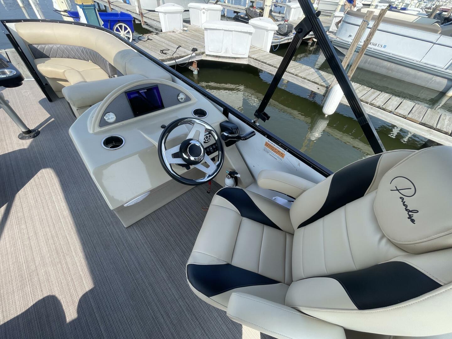 Slide: The Image of Paradise Pontoon 240 Freedom Edition 2022 - 8