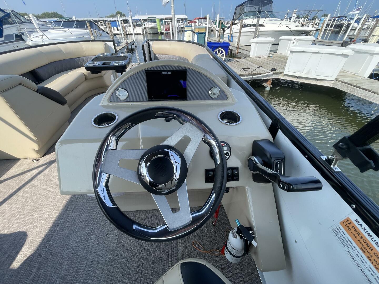 Slide: The Image of Paradise Pontoon 240 Freedom Edition 2022 - 9
