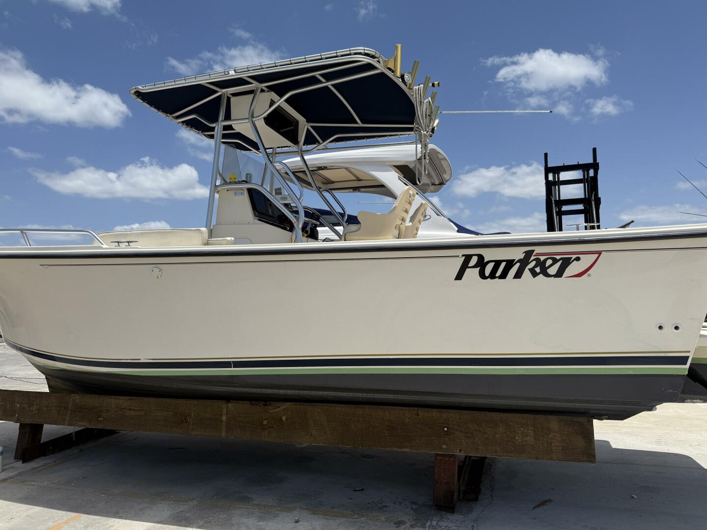Slide: The Image of 2008 Parker 2501 Center Console - Main Profile - 5545700