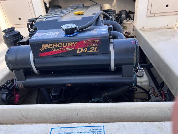 Slide: The Image of 2002 Parker 2510 Walkaround boat with Mercury MerCruiser D-Tronic Diesel D4.2L engine. - 24