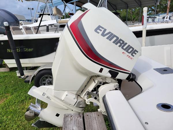 Slide: The Image of 2001 Pathfinder 1806V boat with Evinrude E-TEC outboard motor. - 15