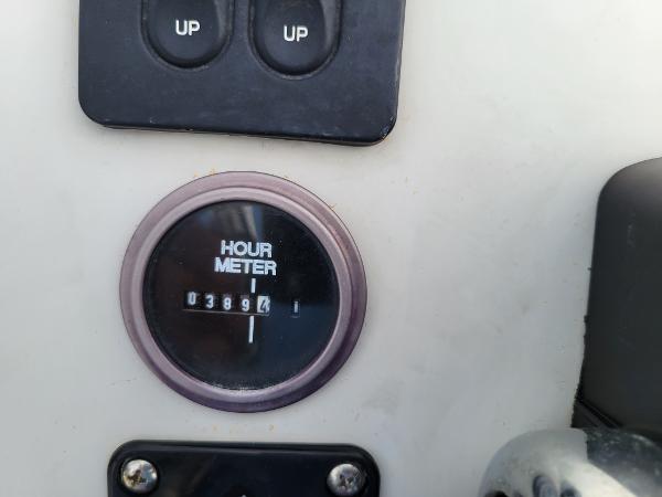 Slide: The Image of Hour meter reading 389.4 on 2001 Pathfinder 1806V boat dashboard. - 4