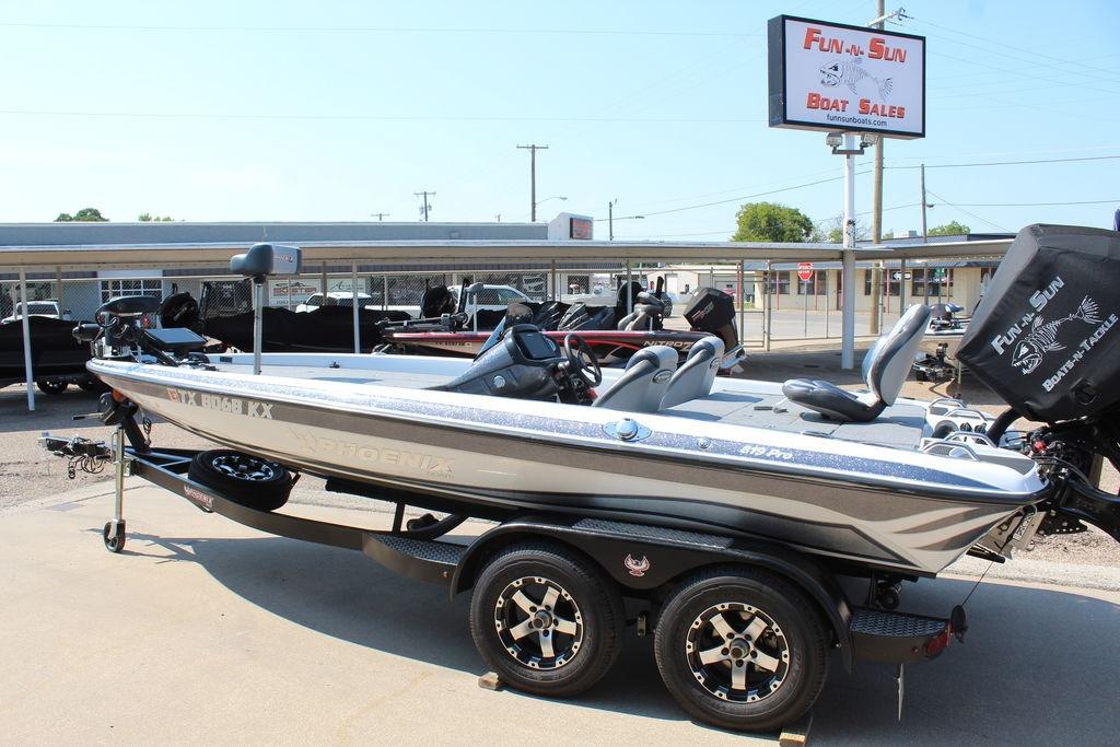 Slide: The Image of 2024 Phoenix 819 Pro boat at Fun N Sun Boat Sales dealership. - 7