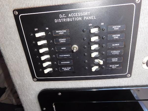 Slide: The Image of D.C. accessory distribution panel on 1997 Powerplay Powerboats 28 Sport Deck. - 25