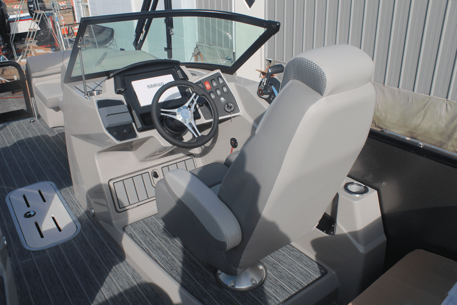 Slide: The Image of Premier 250 Solaris Sport 2024 - 12