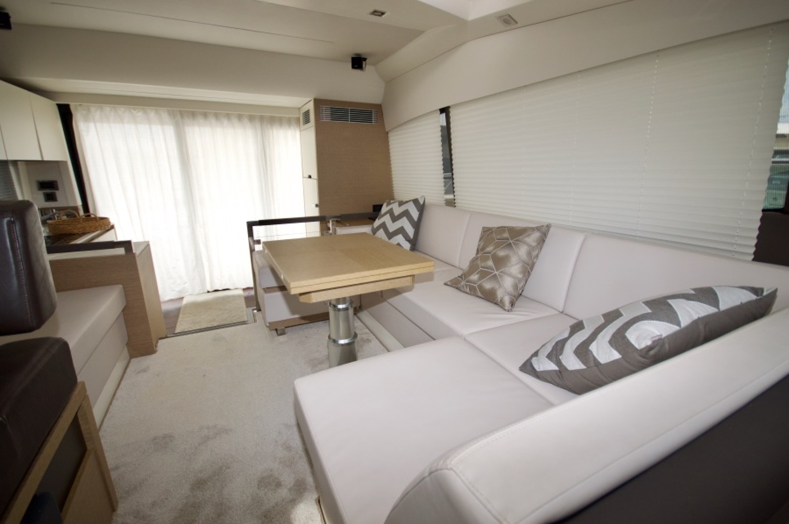 Slide: The Image of 2018 Prestige 460 S Yacht - Unforgettable - Dinette - 5106076
