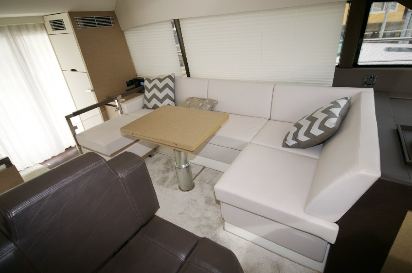 Slide: The Image of 2018 Prestige 460 S Yacht - Unforgettable - Dinette - 5106074