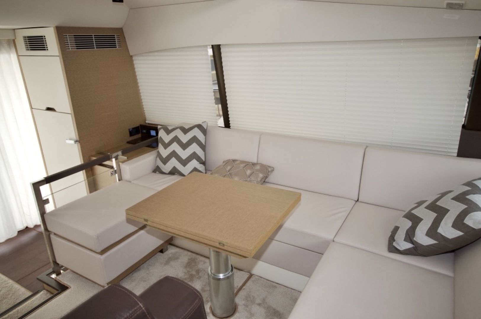 Slide: The Image of 2018 Prestige 460 S Yacht - Unforgettable - Dinette - 5106075