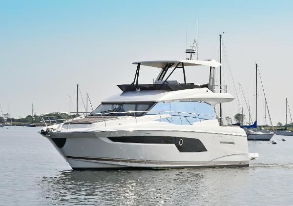 Slide: The Image of Prestige 520 Flybridge 2023 - 7