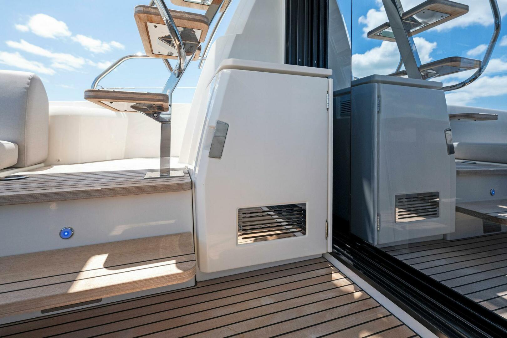 Slide: The Image of Prestige 520 Flybridge 2025 - 4931076