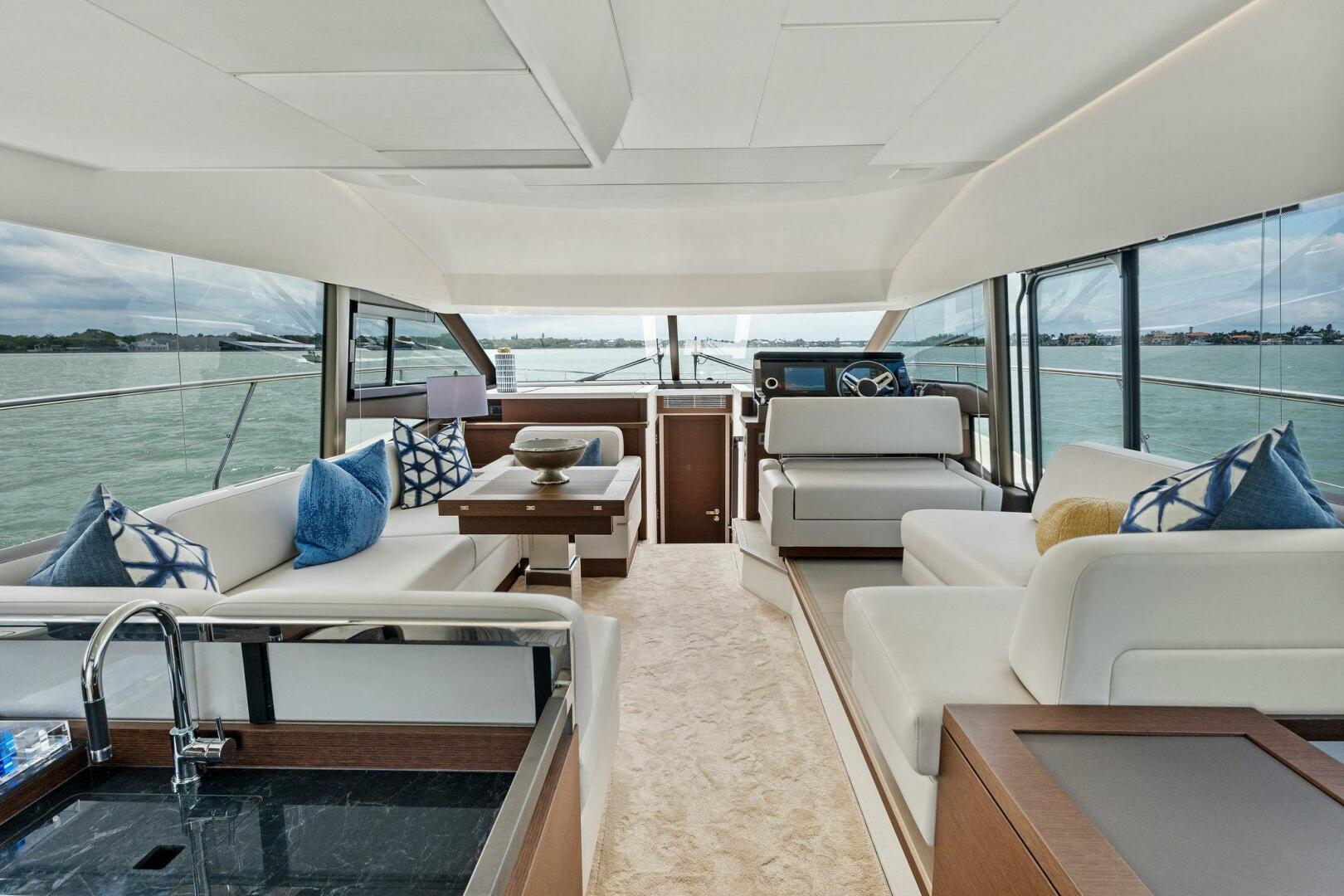 Slide: The Image of Prestige 520 Flybridge 2025 - 4931064