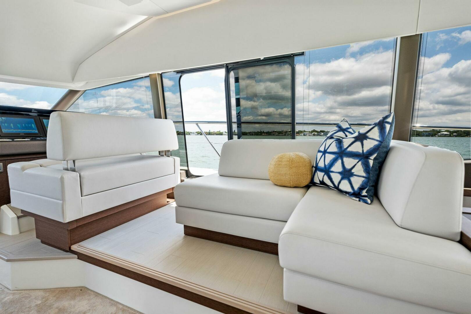 Slide: The Image of Prestige 520 Flybridge 2025 - 4931066