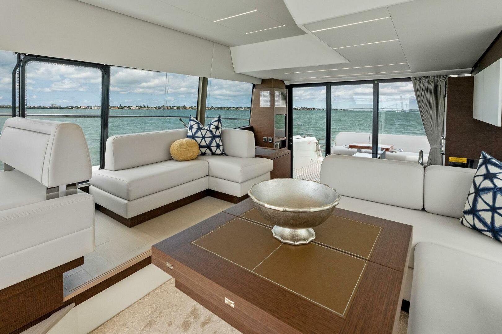 Slide: The Image of Prestige 520 Flybridge 2025 - 4931072