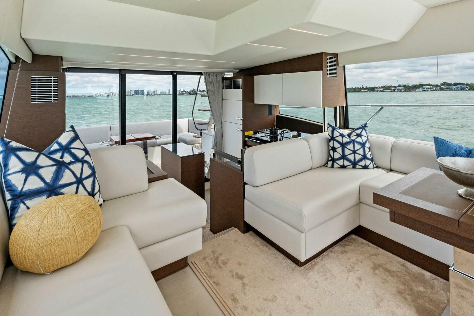 Slide: The Image of Prestige 520 Flybridge 2025 - 4931073