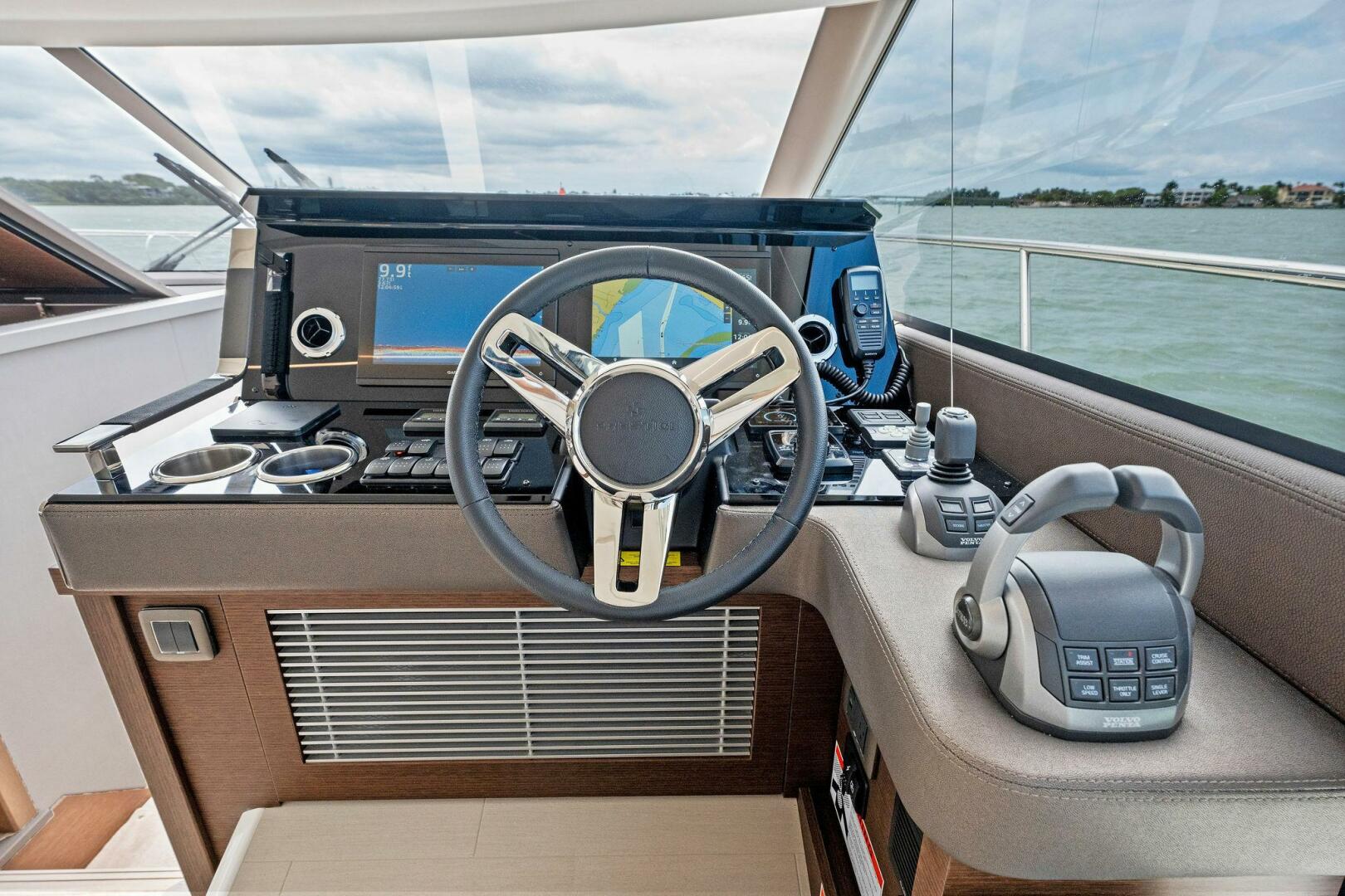 Slide: The Image of Prestige 520 Flybridge 2025 - 4931061