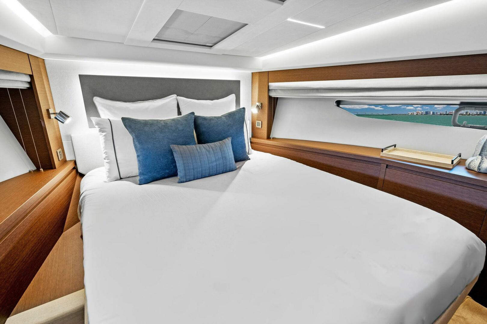Slide: The Image of Prestige 520 Flybridge 2025 - 4931101