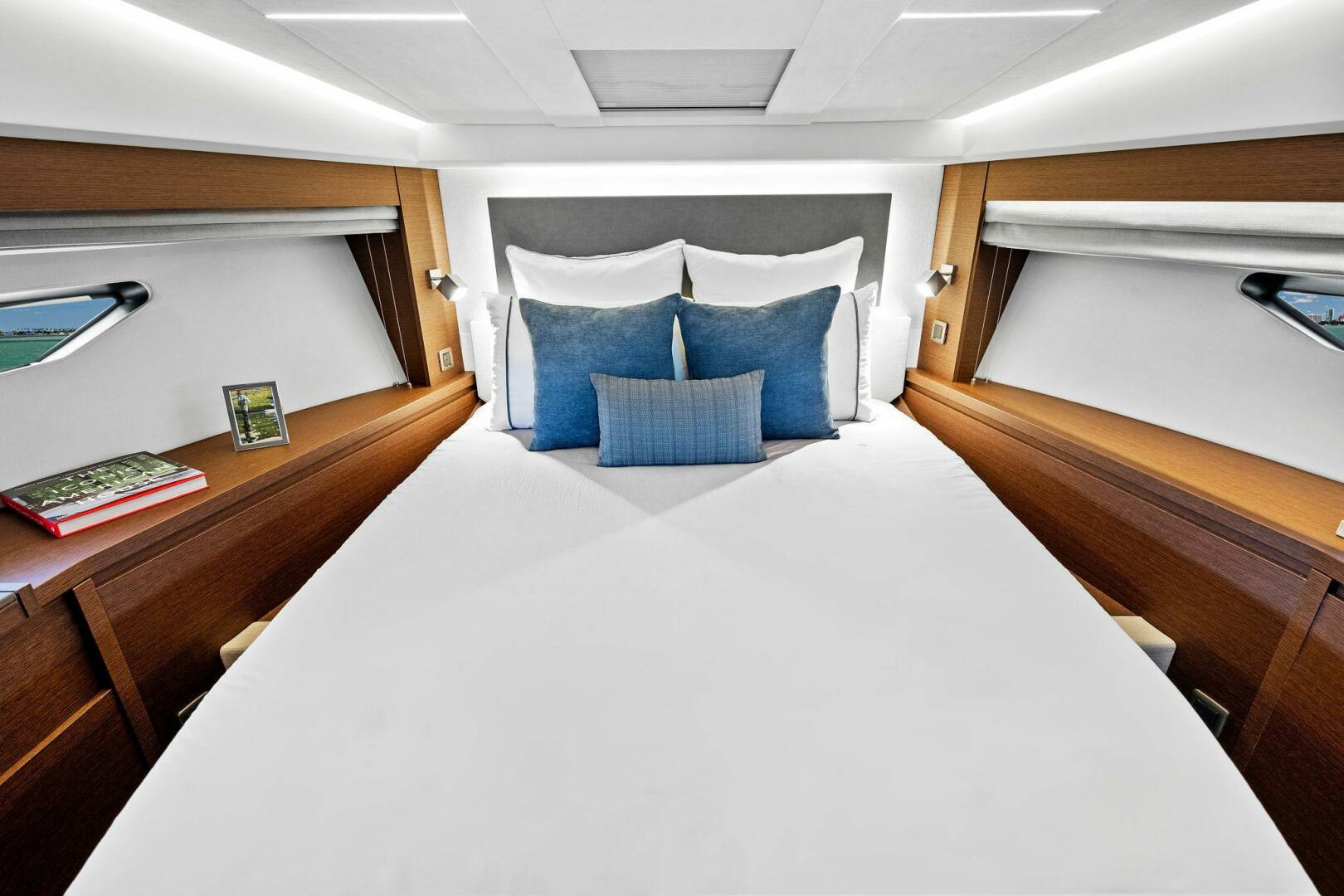 Slide: The Image of Prestige 520 Flybridge 2025 - 4931104