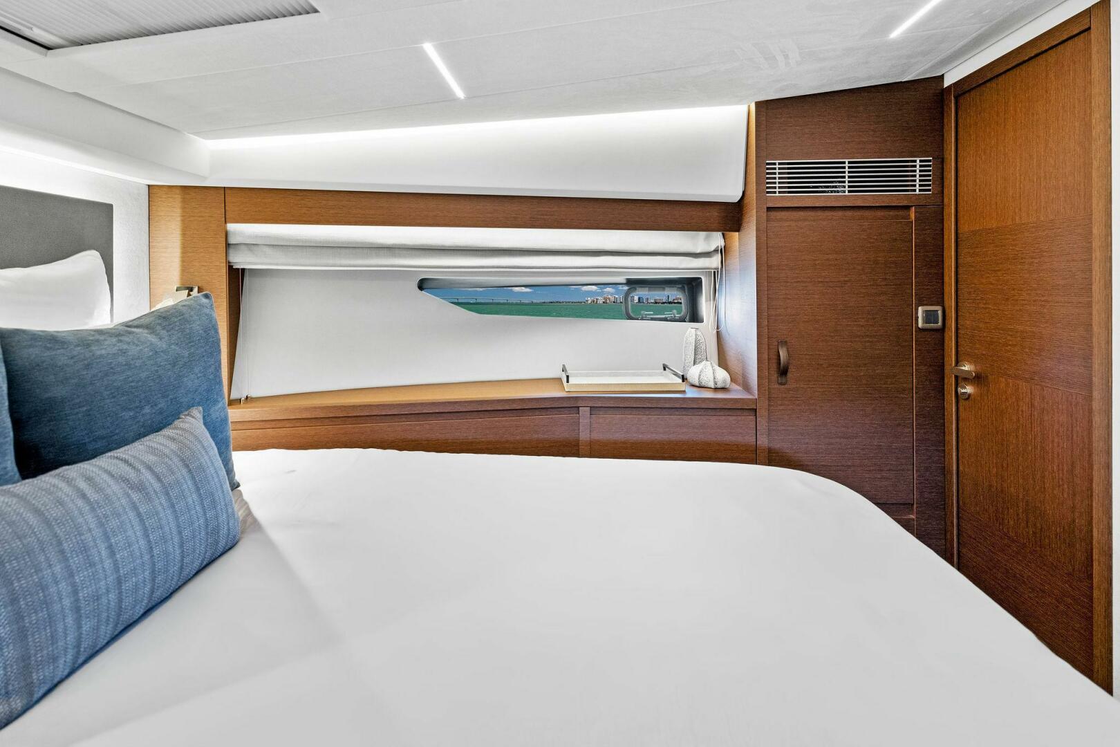 Slide: The Image of Prestige 520 Flybridge 2025 - 4931102