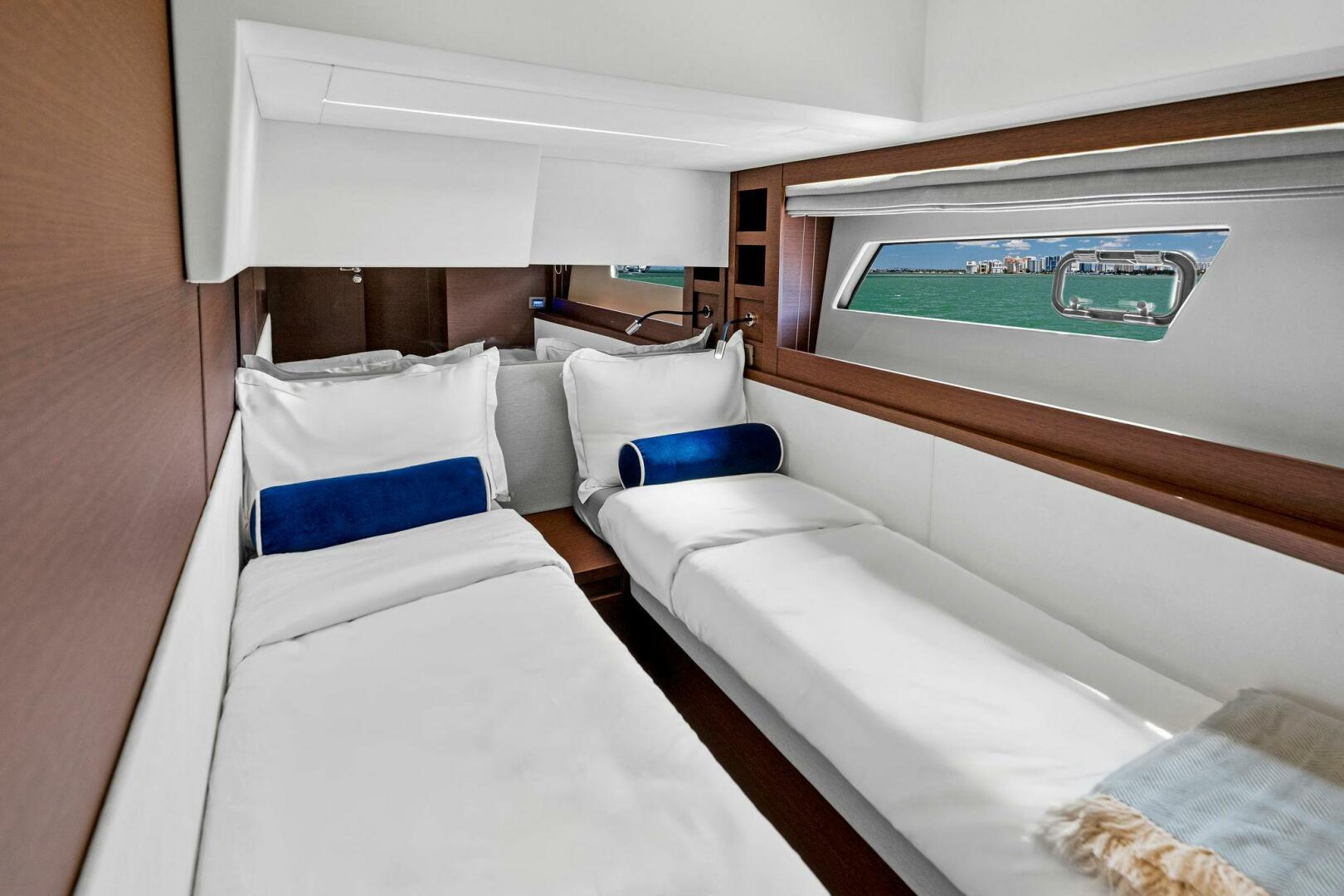 Slide: The Image of Prestige 520 Flybridge 2025 - 4931095