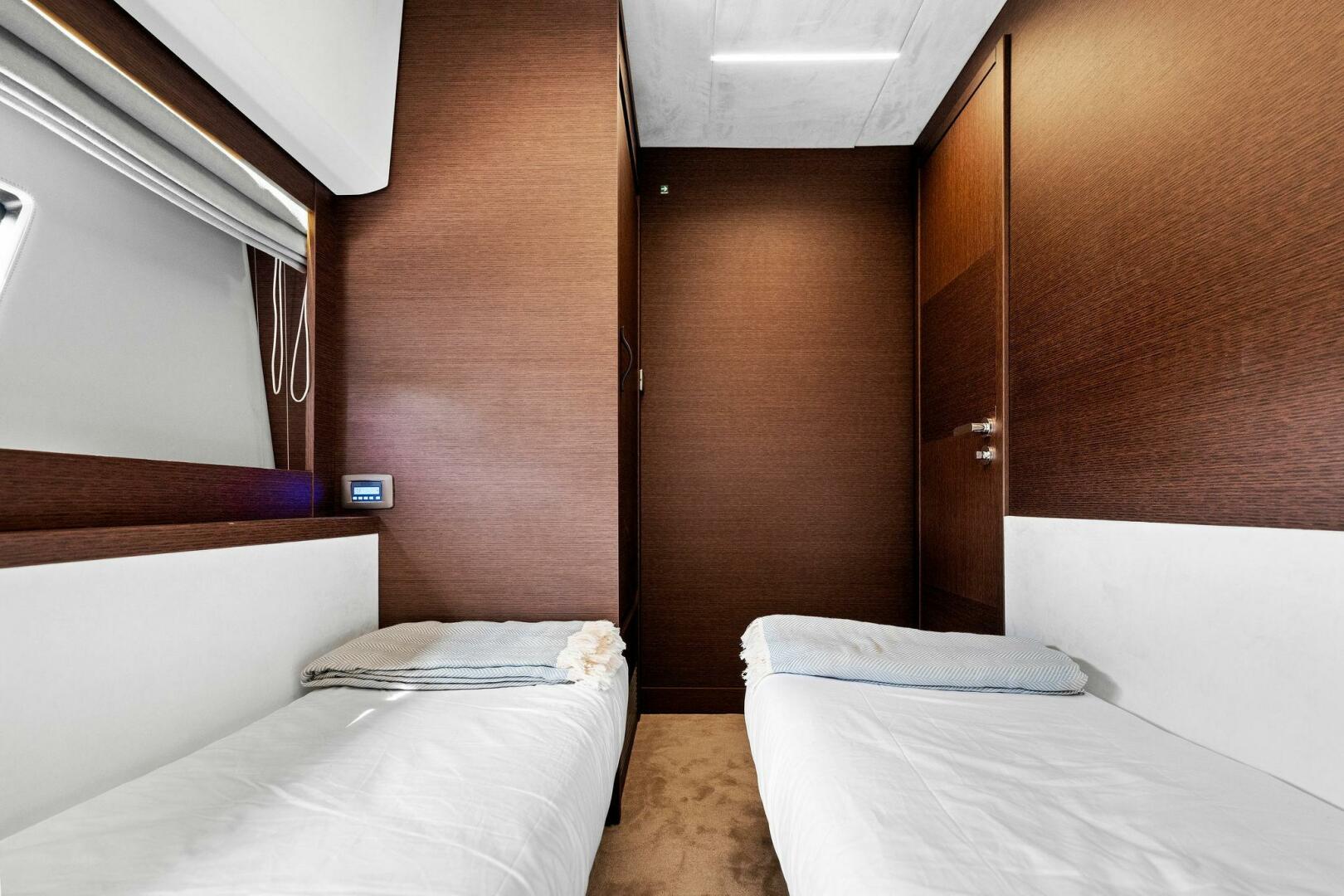 Slide: The Image of Prestige 520 Flybridge 2025 - 4931097