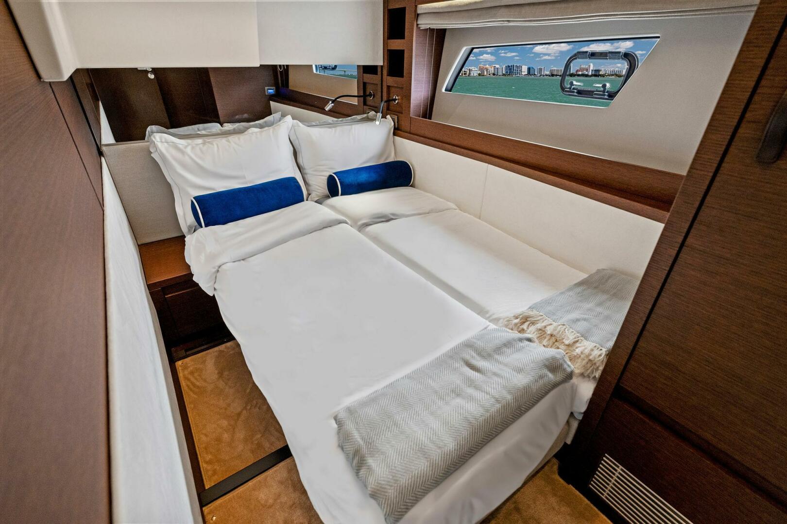 Slide: The Image of Prestige 520 Flybridge 2025 - 4931084