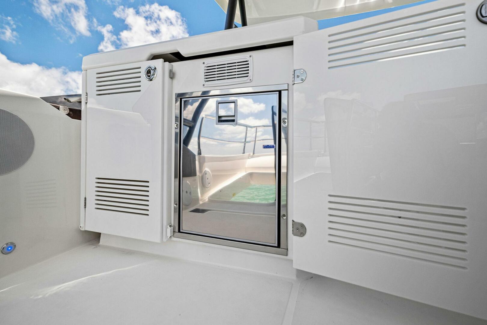 Slide: The Image of Prestige 520 Flybridge 2025 - 4931143