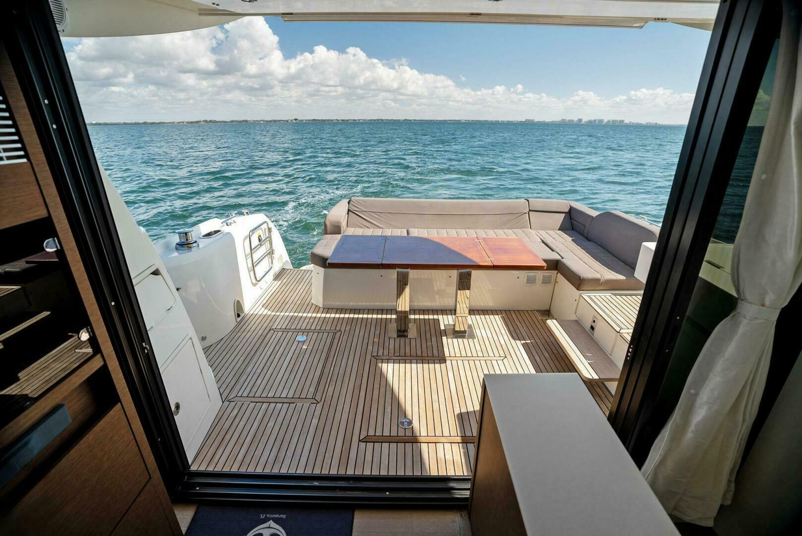 Slide: The Image of 2018 52 Prestige S - The Islanders - Salon Entrance - 4764104