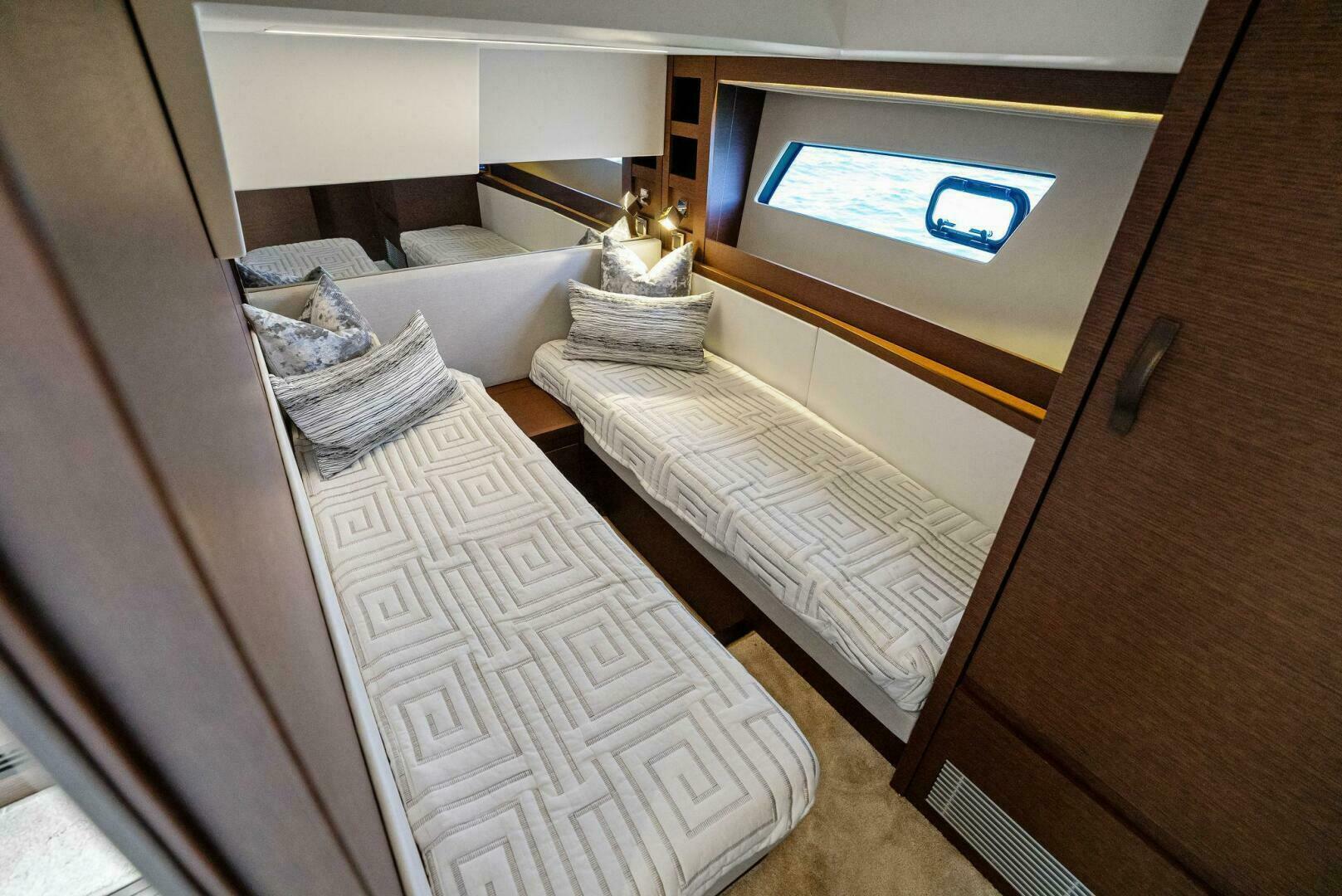 Slide: The Image of 2018 52 Prestige 520S - "The Islanders" - 4764130