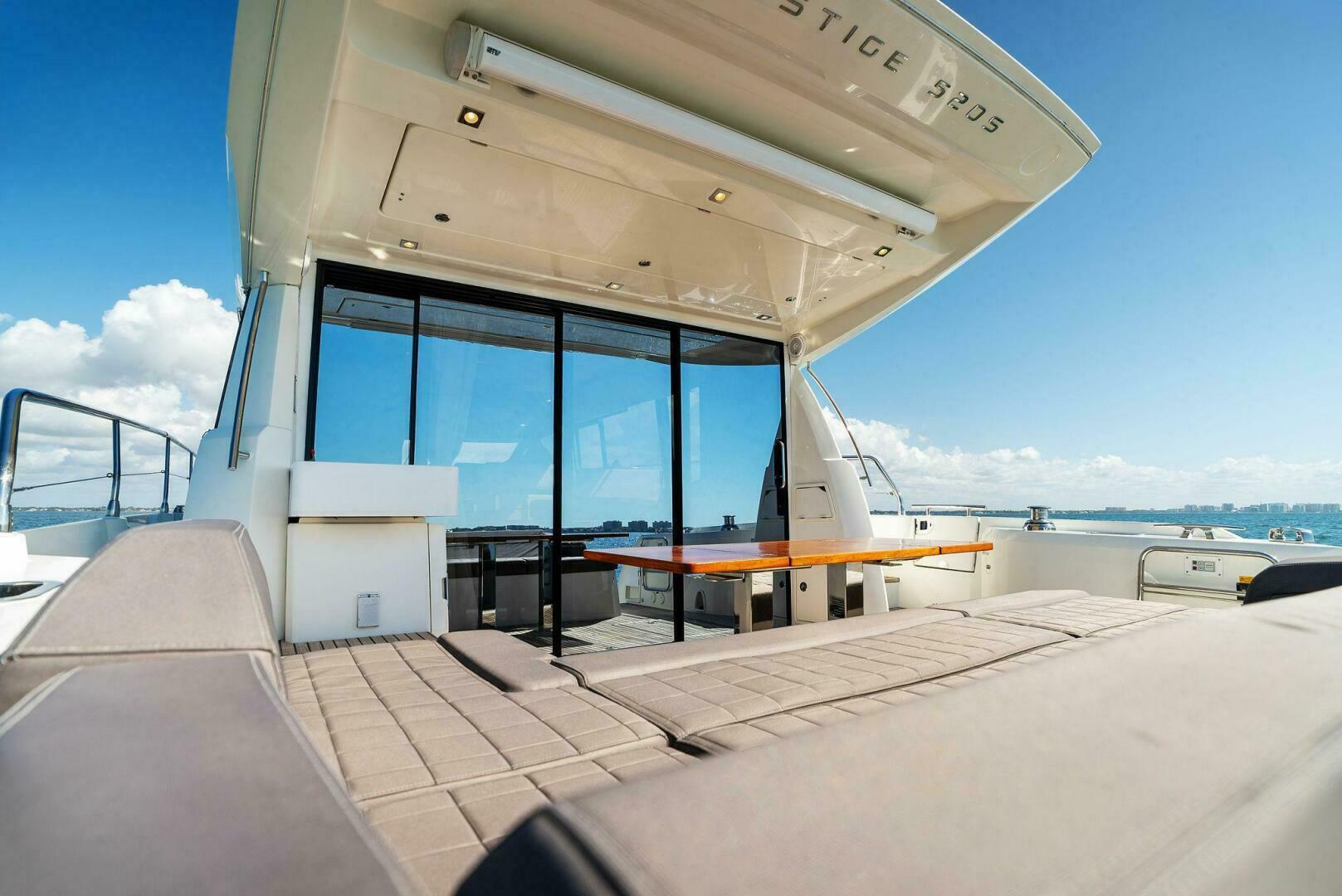 Slide: The Image of 2018 52 Prestige S - The Islanders - Cockpit - 4764098