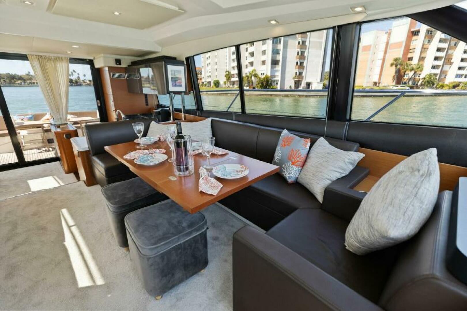 Slide: The Image of 2016 55 Prestige 550S - Solid Asset - Dinette - 5125104