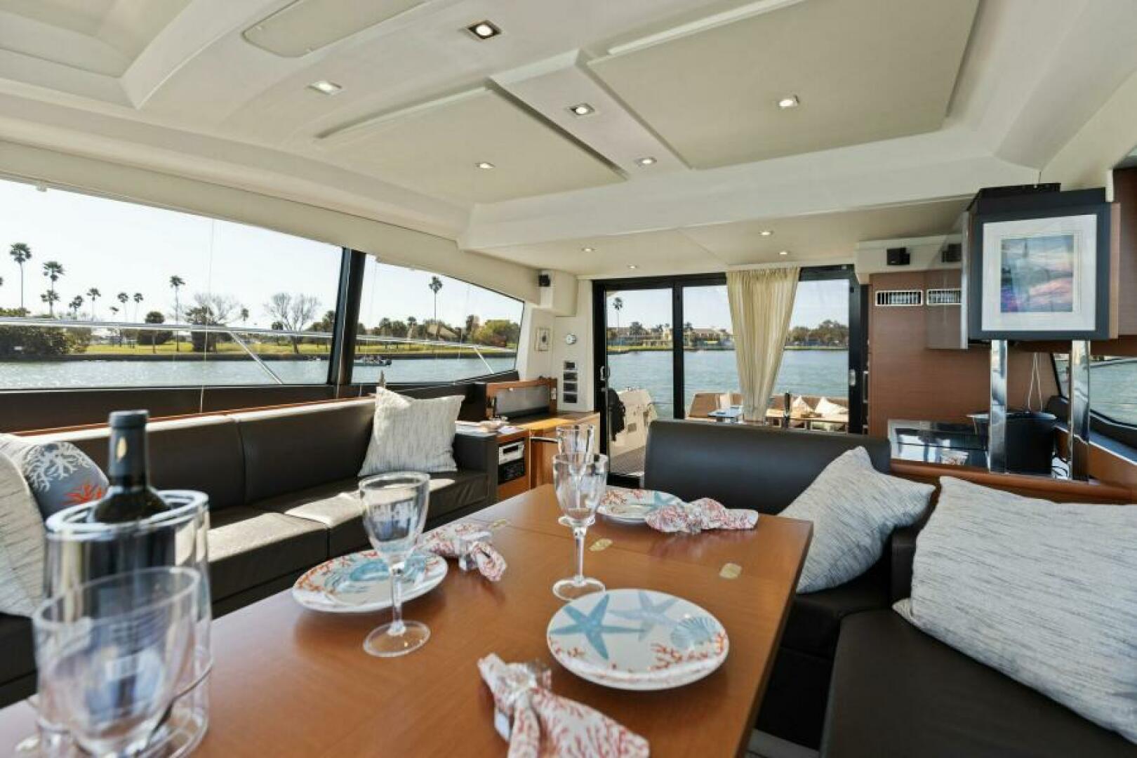 Slide: The Image of 2016 55 Prestige 550S - Solid Asset - Dinette - 5125107