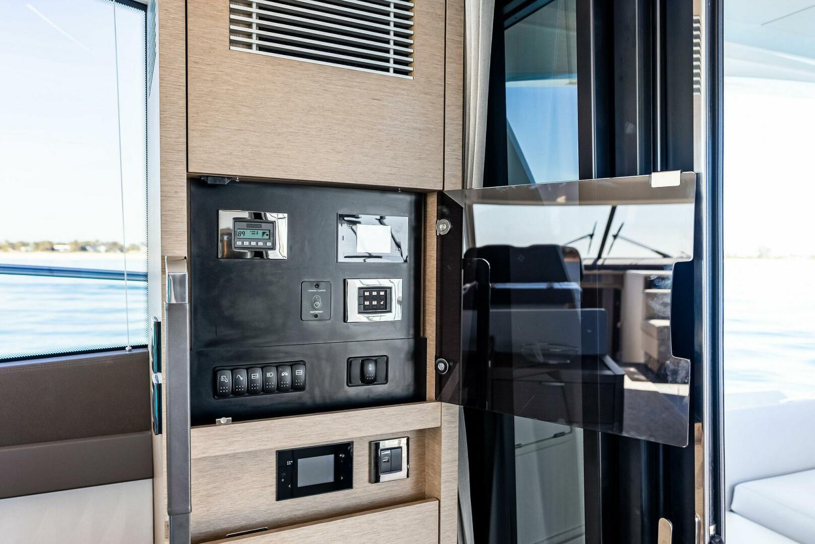 Slide: The Image of 2022 Prestige 590 Flybridge ANNA LOUISE - 4985312